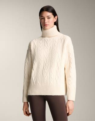 OYSHO - Hochgeschlossener Strickpullover in Ecru mit Zopfmuster-Neutral