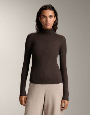 OYSHO - Hochgeschlossenes, geripptes T-Shirt in Braun mit Lyocell-Brown