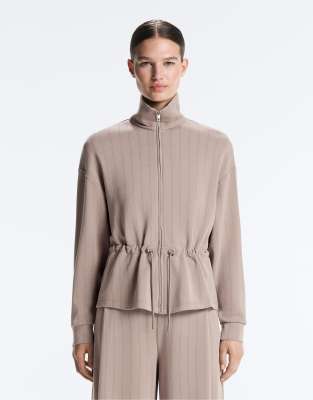 OYSHO - Jacke aus weichem Modal in blassem Taupe mit verstellbarer Taille und hohem Kragen-Grau