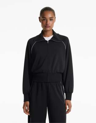 OYSHO - Jacke in Schwarz mit hohem Kragen, Paspelierung und weichem Modal