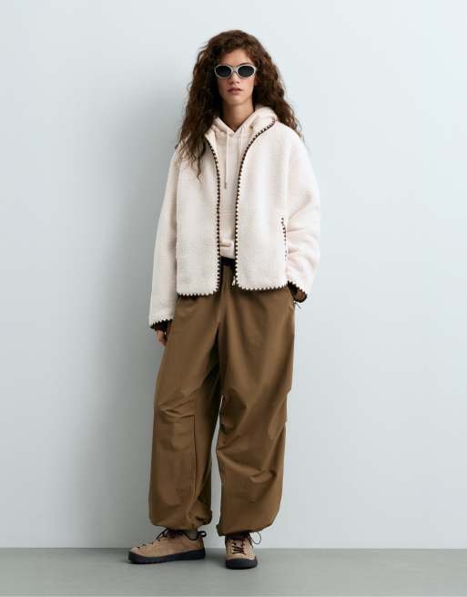 OYSHO Jacke mit hohem Kragen aus Kunstlammfell mit Kontrastnähten in Ecru, 2 von 5