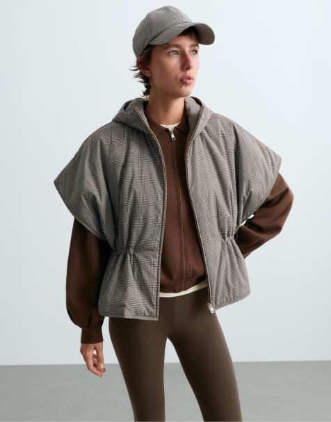 OYSHO karierte, gesteppte Cape-Weste in Camel - view 1