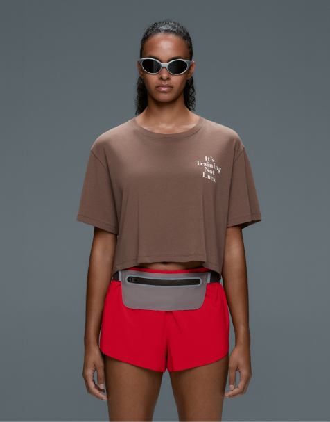 Oysho – Kastiges Cropped-T-Shirt aus Baumwollmix in Braun mit Slogan - view 1