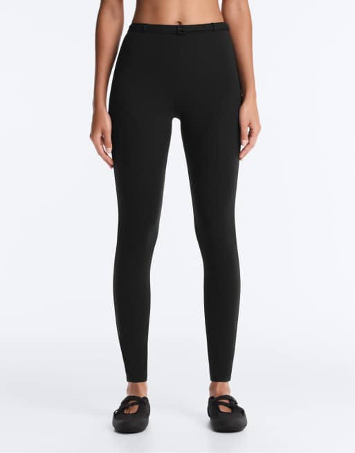 OYSHO – Knöchellange Leggings aus Comfortlux in Schwarz mit Gürtel, 65 cm, 2 von 4