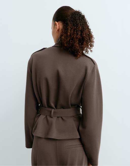 OYSHO kort jakke i bomuldspiqué med bælte i brun, 4 af 6