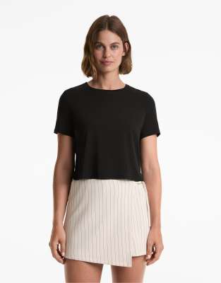 Oysho - Kurzärmliges Cropped-T-Shirt aus Lyocell-Mix in Schwarz