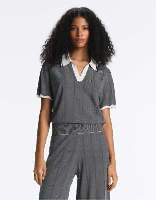 OYSHO - Kurzärmliges Polohemd aus Strick in Marineblau mit Fischgrätmuster