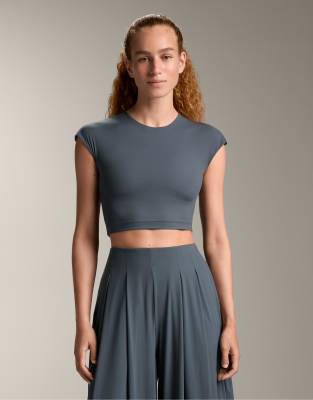 OYSHO - Kurzärmliges Tanktop in Grau mit leichter Haptik