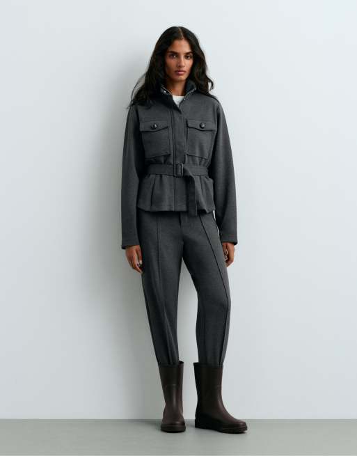 OYSHO kurze Jacke aus Baumwoll-Piqué mit Gürtel in Dunkelgrau, 2 von 5