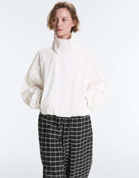 OYSHO – Kurze, wasserabweisende Trainingsjacke in Wollweiß mit hohem Kragen - view 1