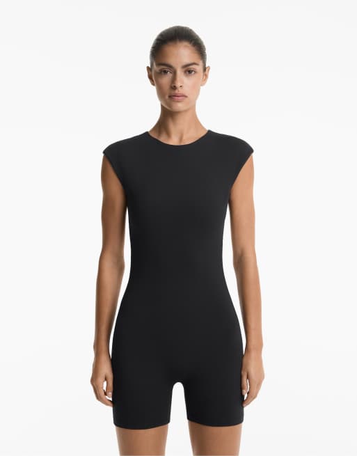 Oysho – Kurzer Jumpsuit in Schwarz aus technischem Comfortlux mit Rückenausschnitt
