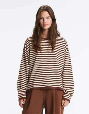 OYSHO - Langärmliger, gestreifter Pullover in Braun-Brown
