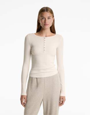 OYSHO - Langärmliges, geripptes Oberteil in meliertem Sandbeige mit Knopfleiste und Baumwolle sowie Modal-Brown