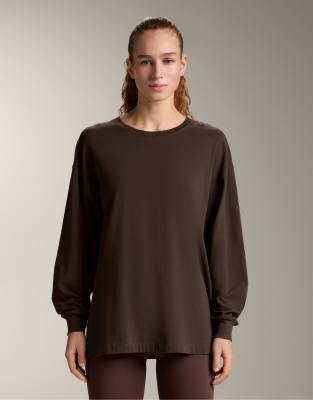 OYSHO - Langärmliges Oversize-T-Shirt aus Baumwollmix in Dunkelbraun-Brown