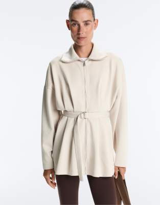 OYSHO - Lange Jacke aus Pikee in Hellrosa mit Gürtel und Faltendetail