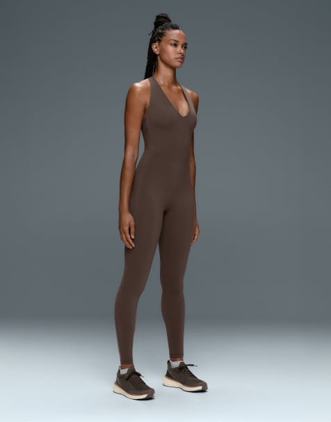 OYSHO langer Kompressions-Jumpsuit in Braun - view 1