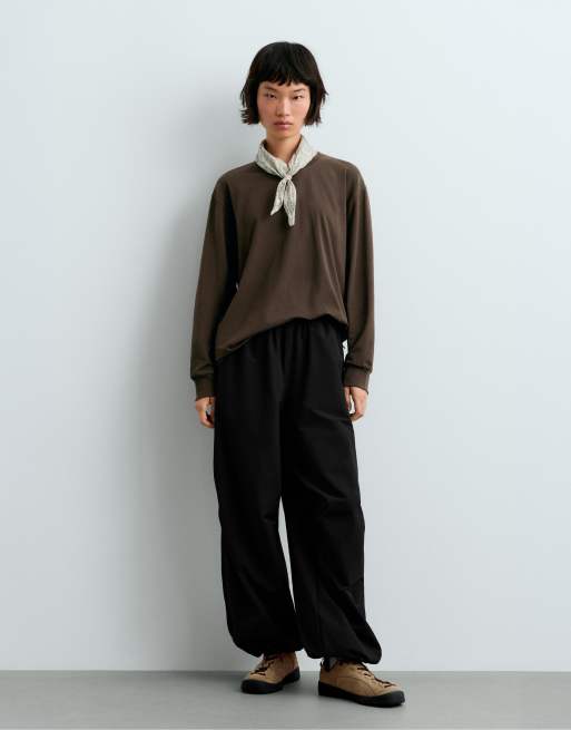 OYSHO langærmet oversized T-shirt i brun, 2 af 5