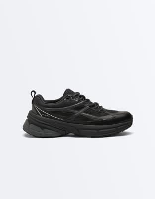 OYSHO - Lauf-Sneaker in Schwarz