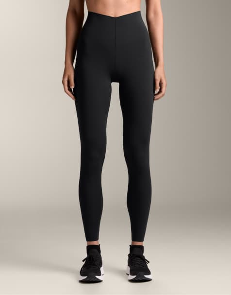 OYSHO - Legging raccourci aux chevilles 65 cm à taille ultra haute en V en tissu léger - Noir - view 1