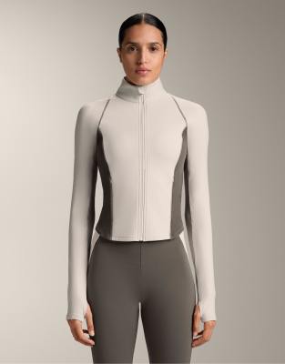 OYSHO - Leichte, warme Jacke aus Funktionsmaterial in Sand mit reflektierenden Elementen-Neutral