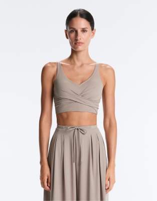 OYSHO - Leichtes Tanktop in blassem Taupe mit überkreuztem Detail-Grau
