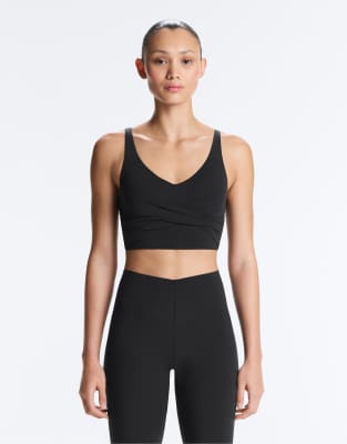 OYSHO - Leichtes Tanktop in Schwarz mit überkreuztem Detail