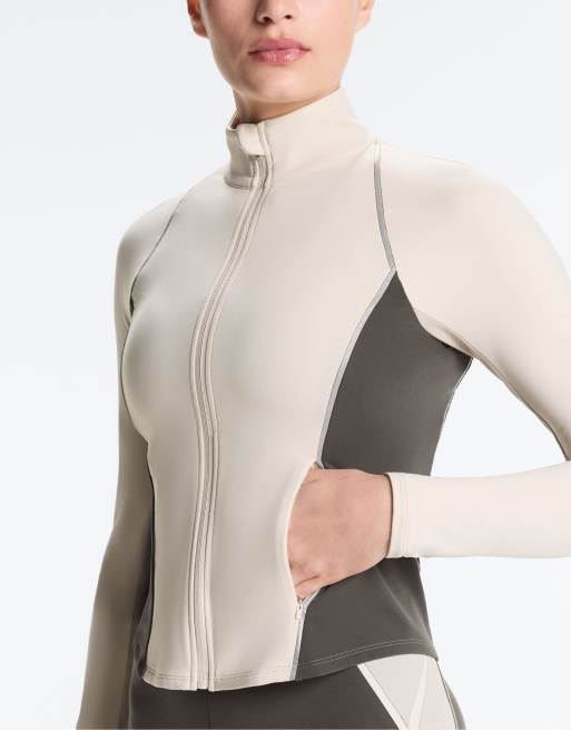 OYSHO - Let og varm sandfarvet tech-jakke med reflekterende detaljer, 3 af 4