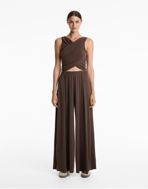 Oysho - Lysebrunt flagrende jumpsuit med krydsende design i modal