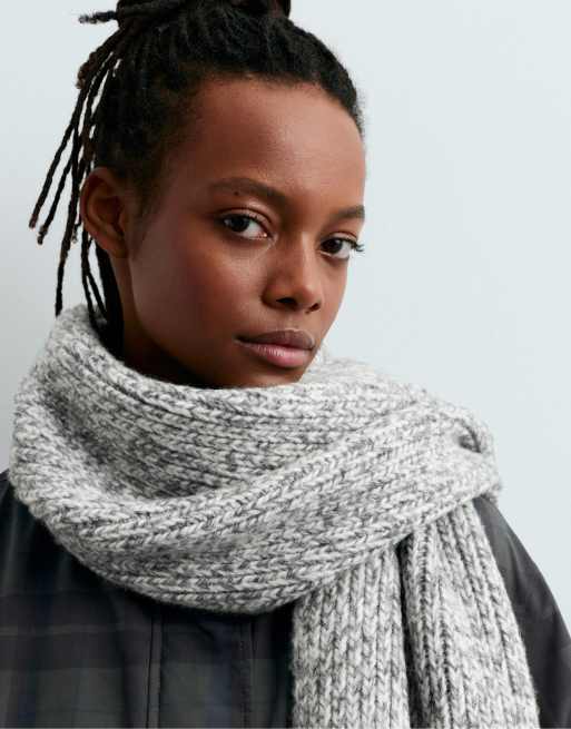 OYSHO melerad stickad scarf i grått, 2 av 4