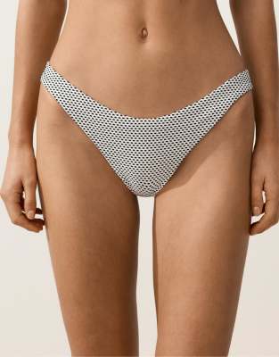 OYSHO - Mittelgroße Bikinihose aus Jacquard in Weiß und Schwarz mit Polka Dots und u-förmigem Schnitt