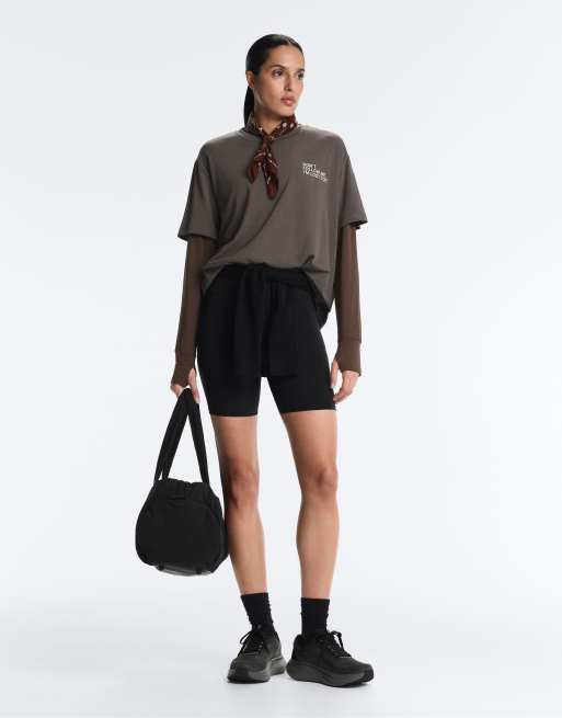 OYSHO – Mörkbrun t-shirt i techstil med långa ärmar, 2 av 4
