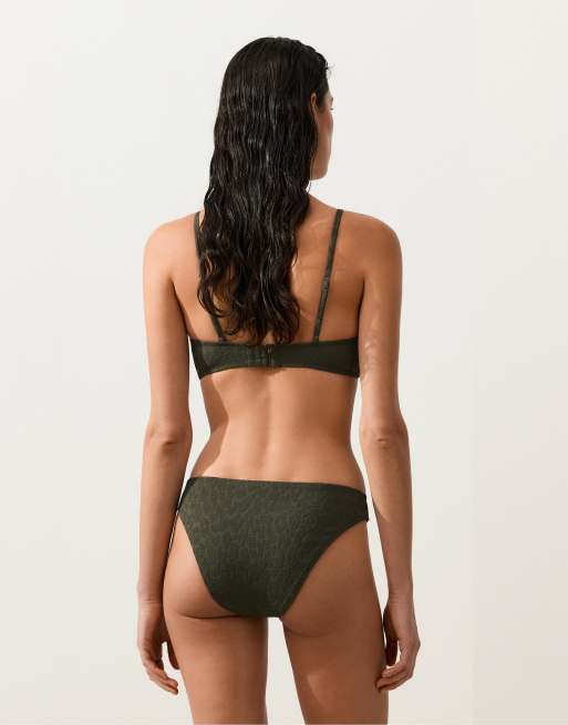 OYSHO - Mørk kakifarvet bikinitop med tekstur og halterneck samt leopardprint, 2 af 4