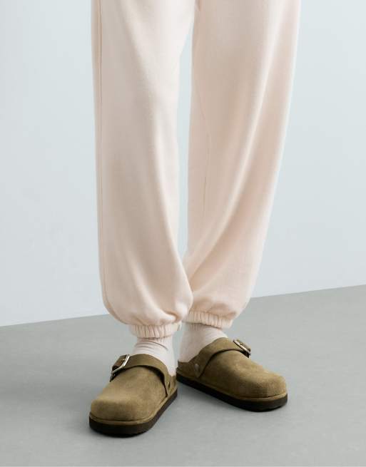 OYSHO mules i splitläder med spänne i khaki, 2 av 7