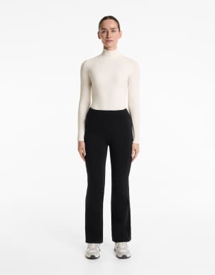 OYSHO - Nahtlose, ultrawarme Bootcut-Hose in Schwarz mit hohem Bund