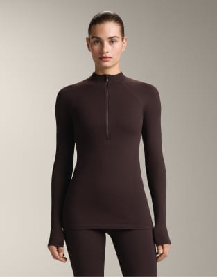 OYSHO - Nahtloses Funktions-T-Shirt in Dunkelbraun-Brown