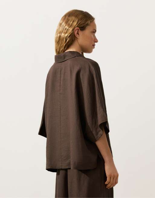 OYSHO Oversize kurzärmliges Polohemd aus 100 % Leinen in Braun, 4 von 4