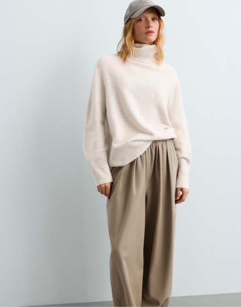 OYSHO Oversized-Pullover mit hohem Kragen in Beige - view 1