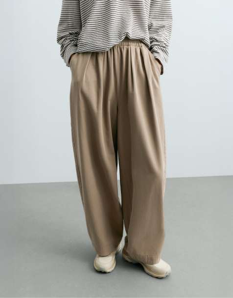 OYSHO pantalon fuselé plissé, 91 % coton, 9 % laine en kaki - view 1