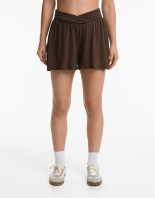 Oysho - Pantaloncini fluidi extra ampi con taglio a V in vita in modal marrone scuro