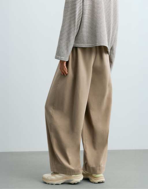 OYSHO pantaloni affusolati a pieghe, 91% cotone, 9% lana color kaki, 3 di 4