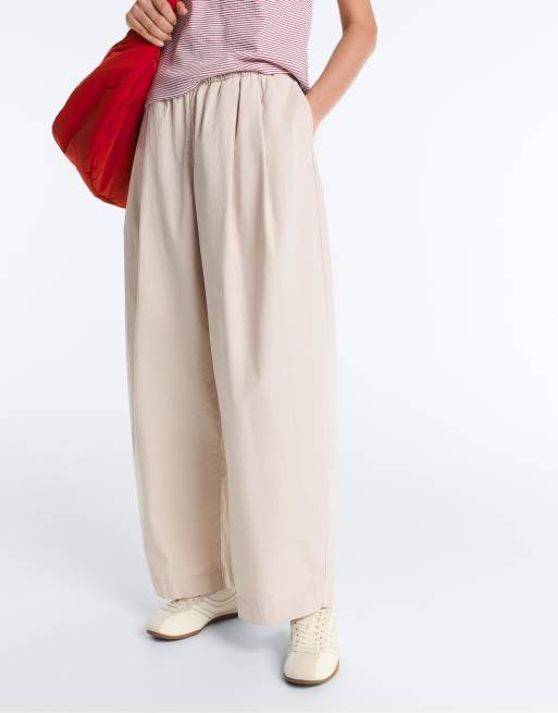 OYSHO - Pantaloni affusolati a pieghe in 100% cotone color visone pallido, 2 di 4