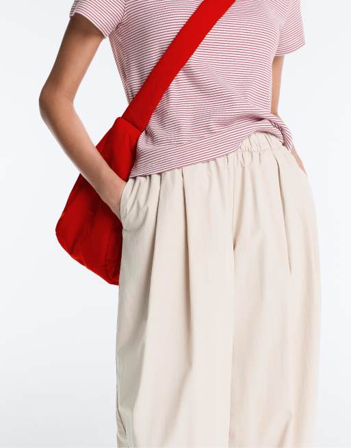 OYSHO - Pantaloni affusolati a pieghe in 100% cotone color visone pallido, 3 di 4