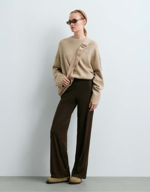 OYSHO pantaloni dritti effetto camoscio in marrone scuro, 2 di 5