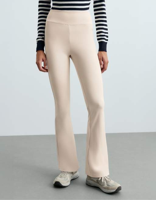 OYSHO pantaloni flare a vita alta caldi con zip color ecru, 2 di 5