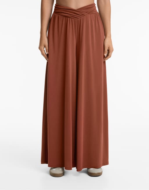 Oysho - Pantaloni fluidi extra ampi con taglio a V in vita in modal rosso mattone