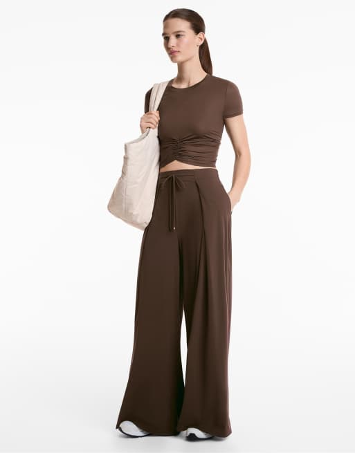 Oysho - Pantaloni leggeri a fondo ampio color marrone chiaro a pieghe