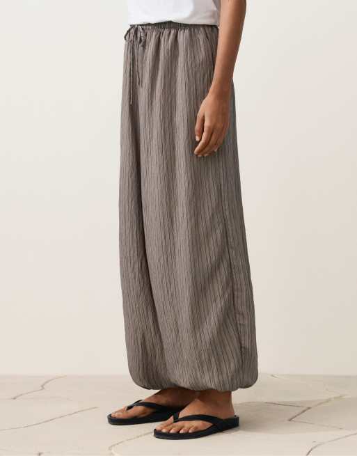 OYSHO - Pantaloni lunghi a palloncino grigi a righe, 2 di 4
