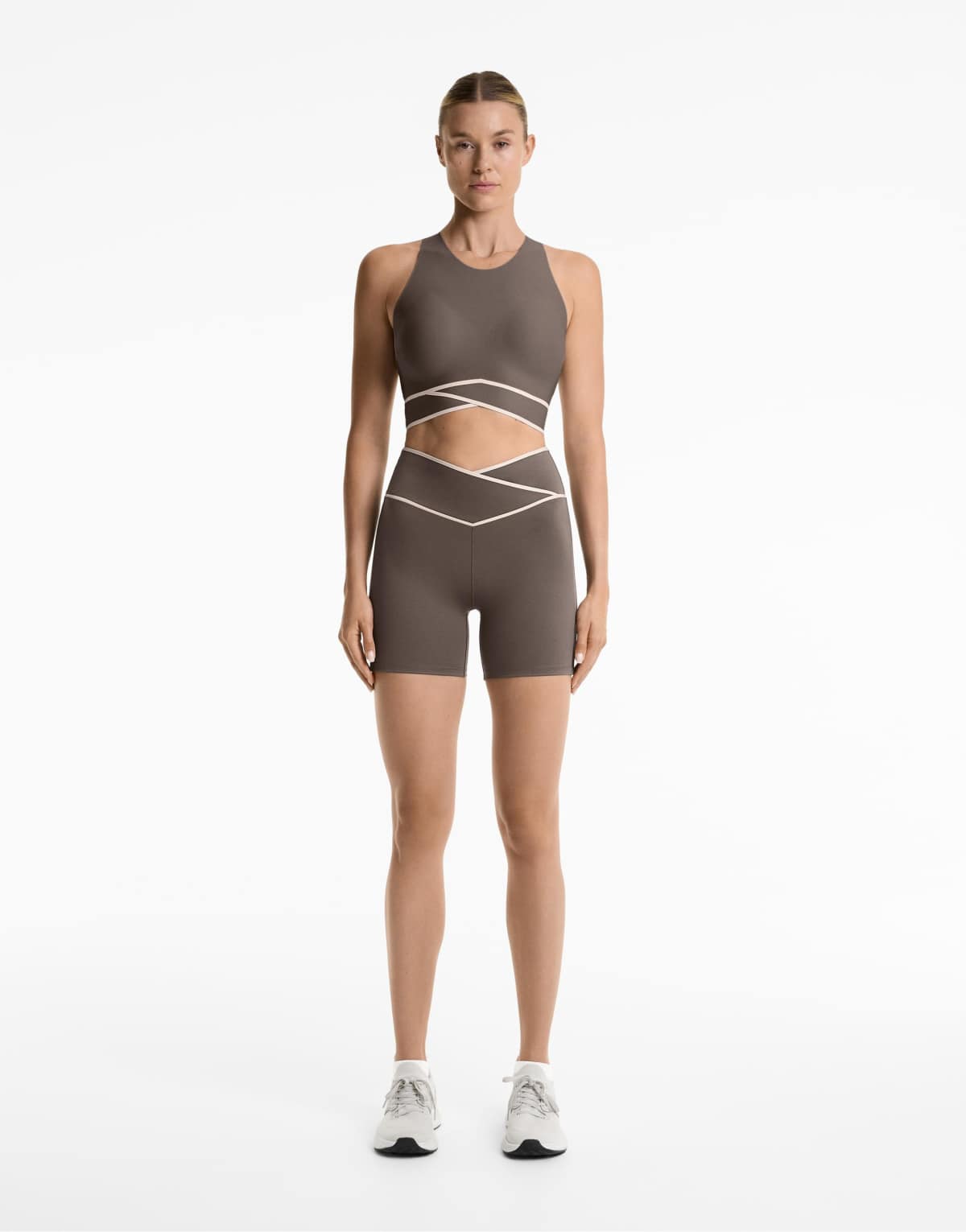 OYSHO Perfect-adapt crossover v-cut waist 10cm hot pants in black