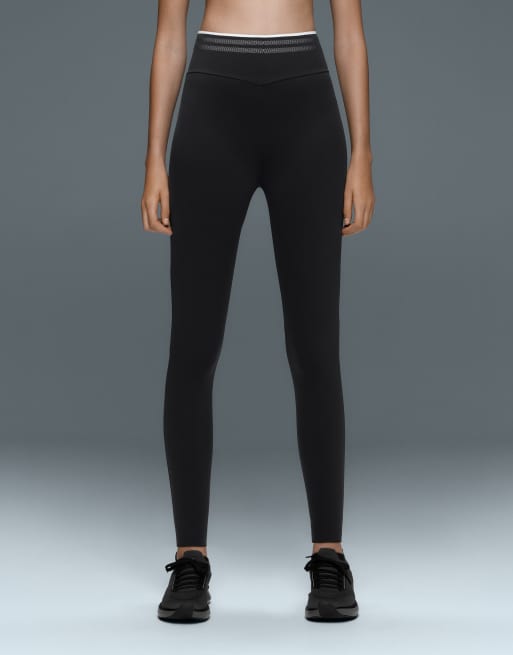 OYSHO Perfect-adapt high-rise v-cut ankle-length leggings with piping in black, 2 of 4