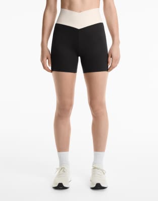 Oysho - Perfect-Adapt - Hotpant-Leggings mit hohem Bund (10 cm) und V-Bund in Schwarz